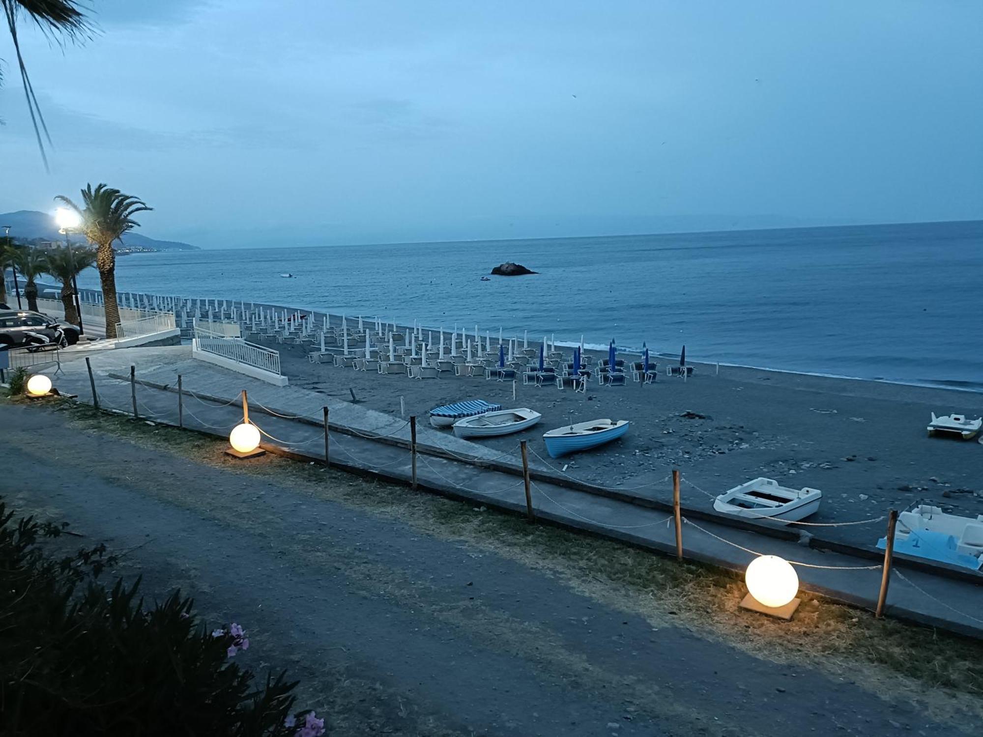 Casa Vacanze Margarita Сант-Алессио-Сикуло Экстерьер фото